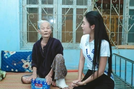 Top 30 thí sinh Hoa Hậu Biển Việt Nam 2024 đội mưa phát quà thiện nguyện