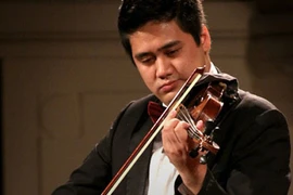 NSƯT Bùi Công Duy biểu diễn trong đêm nhạc kỷ niệm 250 năm ngày sinh Beethoven