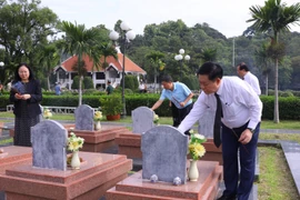 Dâng hương tưởng niệm các anh hùng liệt sĩ tại thành phố Điện Biên