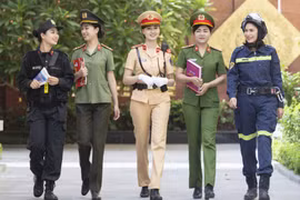 Phụ nữ Công an thành phố Hà Nội tham dự cuộc thi ảnh trực tuyến "Nét đẹp Phụ nữ Thủ đô"