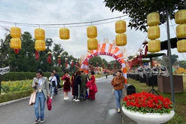 Hà Nội mưa tầm tã, vẫn không ngăn được người yêu thơ đến với Ngày Thơ Việt Nam 