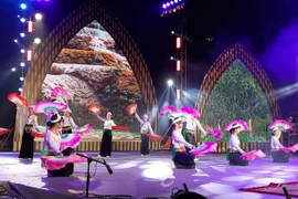 Nghe hát xẩm, chèo tàu tại phố đi bộ Hồ Gươm