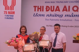 VĐV Nguyễn Thị Oanh trao tặng đồ tập thể thao cho Bảo tàng Lịch sử Quốc gia