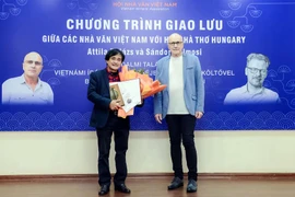 "Chất vấn thói quen" của nhà thơ Phan Hoàng nhận giải thưởng nghệ thuật Danube của Hungary