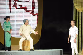 ''Dưới ánh đèn'': Nỗi niềm người nghệ sĩ nặng lòng với sân khấu 