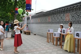 Khám phá “đường hầm đèn lụa” tại Lễ hội Con đường văn hoá Hàn Quốc 2025