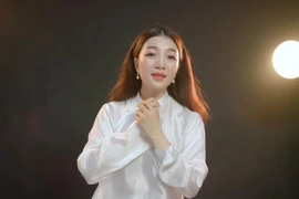 Phạm Thu Hà thể hiện ca khúc "Đôi bờ" hướng về miền Nam ruột thịt