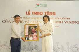 NSND Minh Vương trao tặng bộ sưu tập hình ảnh hoạt động cải lương