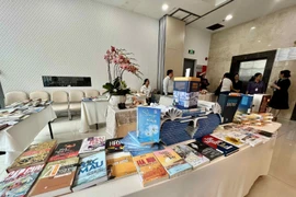 Trưng bày, giới thiệu sách do các nhà báo chấp bút