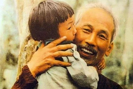 Trưng bày ảnh chụp Bác Hồ và các em thiếu niên nhi đồng vào dịp tết Trung thu