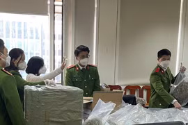 Trao tặng 320 phần quà hỗ trợ cán bộ, chiến sĩ phòng chống dịch Covid-19