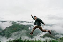 Các tín đồ yêu thích xê dịch "chuyển nghề" sang ca hát