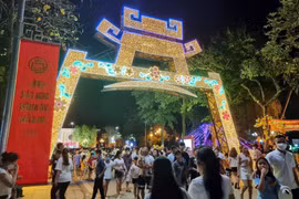 Sau 1 năm hoạt động, phố đi bộ thành cổ Sơn Tây đón 42 vạn lượt khách 