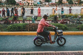 Ảnh đường phố kể chuyện về thành phố hoa phượng đỏ