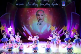 Chương trình nghệ thuật “Quà tháng 5 dâng Người”