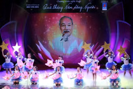 Chương trình nghệ thuật “Quà tháng 5 dâng Người”