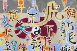 Họa sĩ Nguyễn Doãn Sơn vẽ con rắn lấy cảm hứng từ chữ Nôm cổ