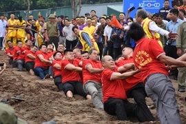 Sôi nổi các màn kéo co "có một không hai"