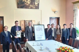 Đại sứ Pháp trao sơ đồ thiết kế dinh cựu hoàng Bảo Đại