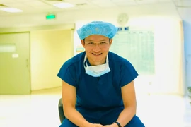 Bác sĩ "nghìn like" đấu giá sách ủng hộ quỹ vaccine phòng chống Covid-19