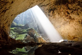 Trưng bày ảnh di sản văn hóa và sản phẩm thủ công truyền thống 