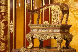 Ngai vàng triều Nguyễn bị đập gãy sẽ được phục chế theo kỹ thuật truyền thống