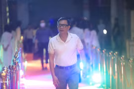 Dàn "sao" xuất hiện trên thảm đỏ liên hoan sân khấu thử nghiệm 