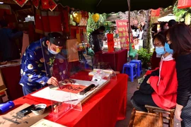 Người dân Hà Nội du xuân không quên phòng dịch