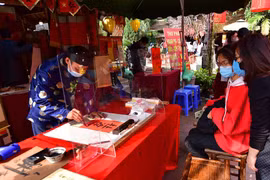 Người dân Hà Nội du xuân không quên phòng dịch