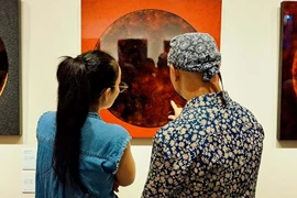 Lấp lánh sắc vàng, sắc bạc trong tranh của họa sĩ Nhật Bản yêu nghệ thuật sơn mài Việt