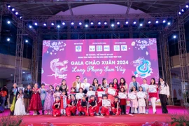 "Long phụng sum vầy" dành tặng các phần quà cho các em nhỏ có hoàn cảnh khó khăn