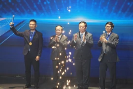 "Dưới bóng cờ Tổ quốc" và "Rộn ràng mùa cá cơm" đoạt giải Nhất cuộc thi ảnh "Tổ quốc bên bờ sóng"