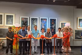 Người nổi tiếng đến với phòng tranh của họa sĩ tỉnh Bắc Kạn tại Hà Nội