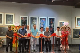 Người nổi tiếng đến với phòng tranh của họa sĩ tỉnh Bắc Kạn tại Hà Nội