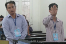 Hàng xóm "nói chuyện" với nhau bằng… cuốc xẻng