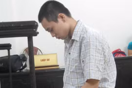 Con trai vác dao "xử" nhân tình của mẹ