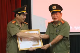 Trao Huy hiệu 30 năm tuổi Đảng và nâng lương, thăng cấp bậc hàm cho CBCS Báo ANTĐ 