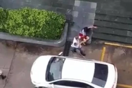 Người đàn ông bế con nhỏ đấm đá phụ nữ dã man gây phẫn nộ có bị xử lý?