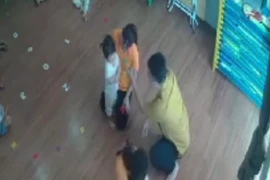 Khi cha mẹ dùng bạo lực để bênh con: Cần xử lý nghiêm để làm gương!