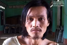 Nghịch tử cầm cuốc sát hại bố đẻ