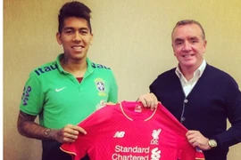 Tân binh của Liverpool hớn hở khoe màu áo mới