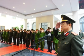 Công an Hà Nội dâng hương, tri ân các Anh hùng liệt sỹ nhân dịp trước thềm xuân Đinh Dậu 2017