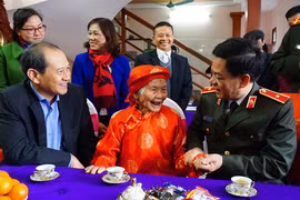  Giám đốc Công an Hà Nội thăm hỏi, chúc Tết mẹ Việt Nam Anh hùng