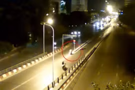 Clip: Xe máy tông thẳng vào cột biển báo cầu vượt Trần Khát Chân- Đại Cồ Việt