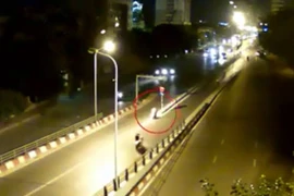 Clip: Xe máy tông thẳng vào cột biển báo cầu vượt Trần Khát Chân- Đại Cồ Việt