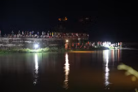 Ba sinh viên tình nguyện Đại học Ngoại thương Hà Nội bị lũ cuốn trôi