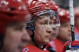 Tổng thống Nga Putin mừng sinh nhật trên sân khúc côn cầu