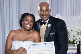 Khoe chứng nhận trinh tiết tại lễ thành hôn