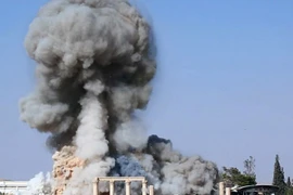 IS trói tù nhân vào cột đá, hành quyết bằng thuốc nổ