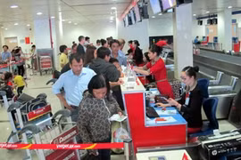 Sau chửi bới, hành khách đi máy bay tự đập đầu vào cửa kính